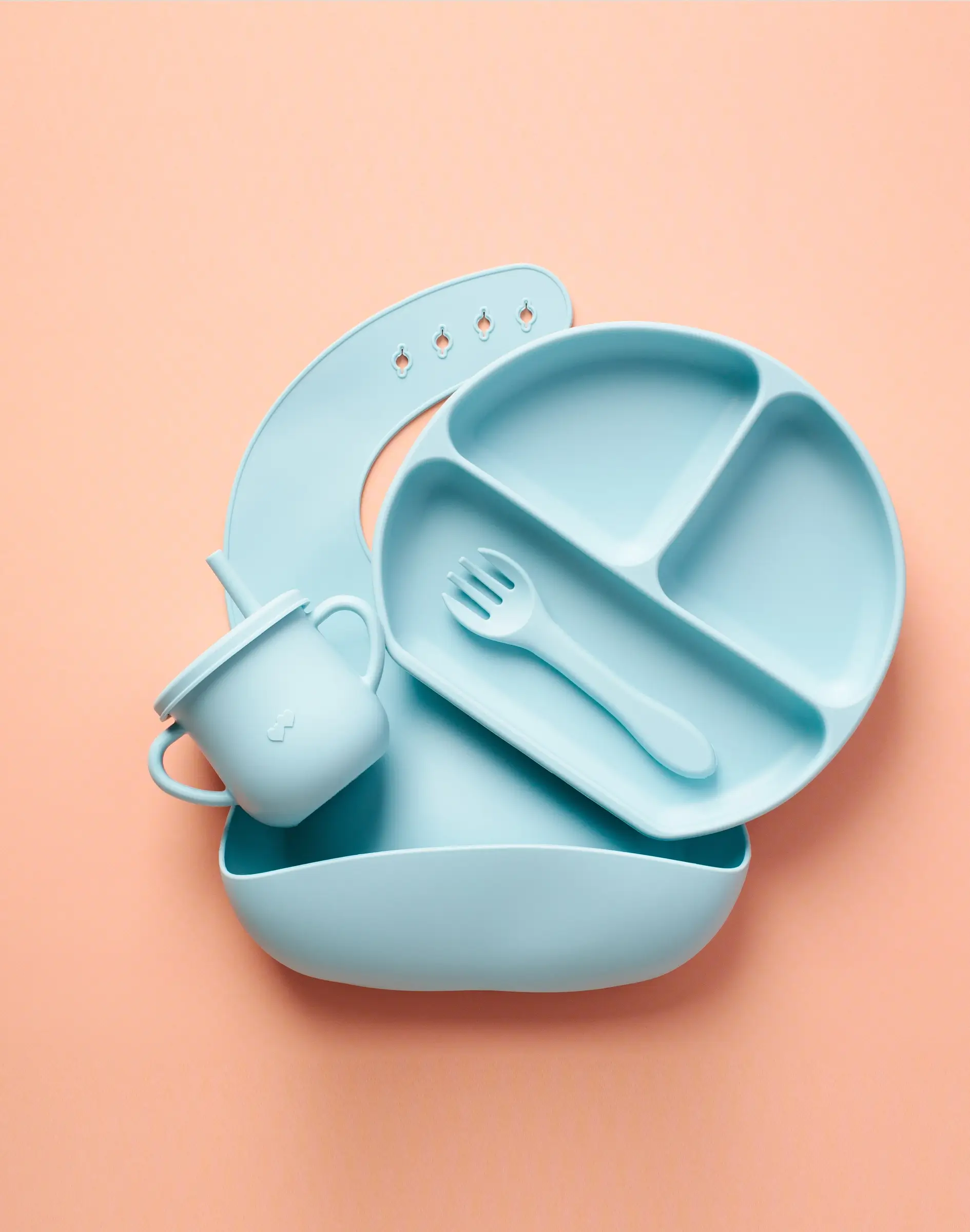 Baby Silikonlätzchen mit Teller, Tasse und Besteck